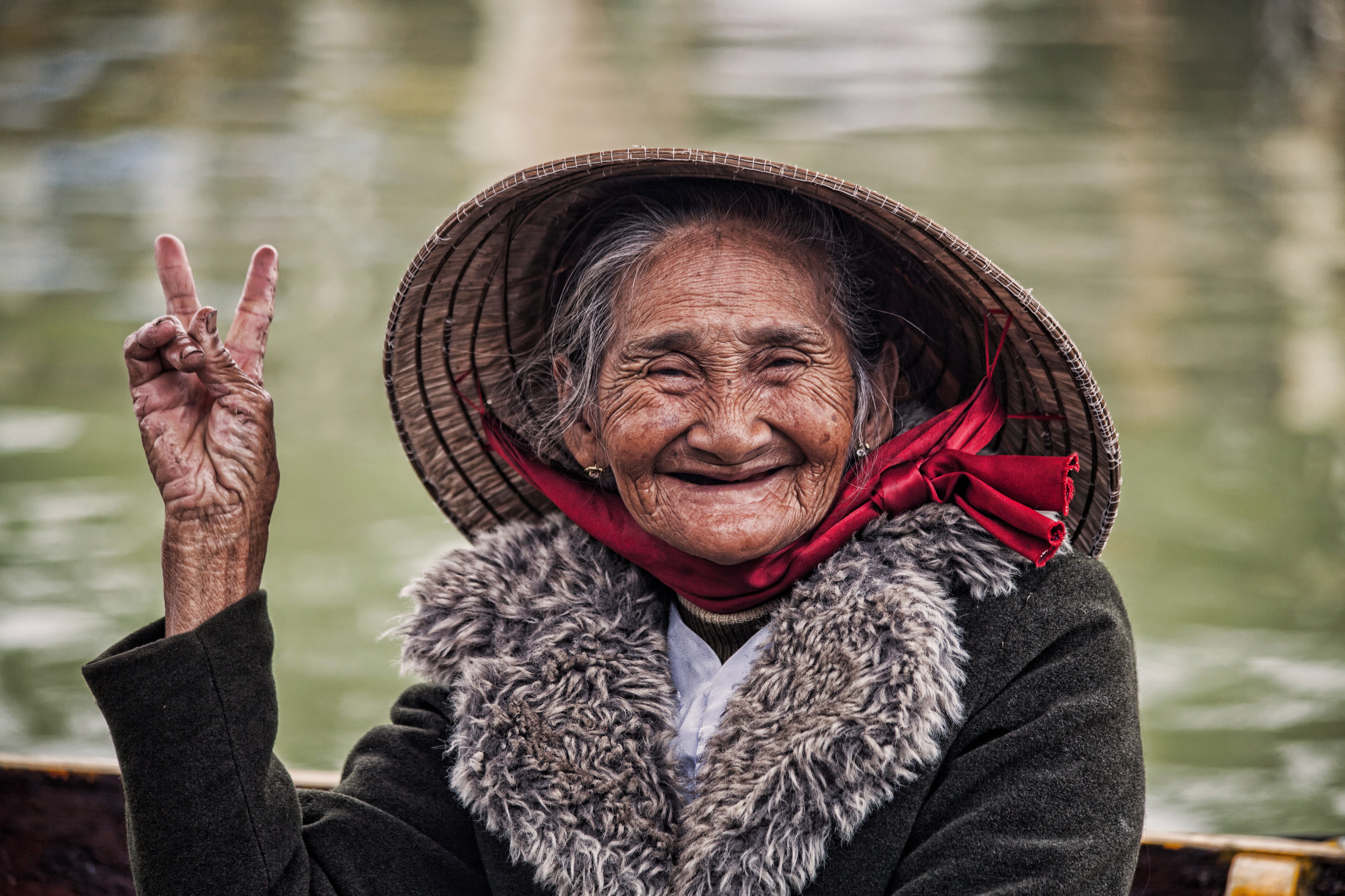 Бабушка азиат. Китайская бабушка. Старая китайская женщина. Старушка улыбается.